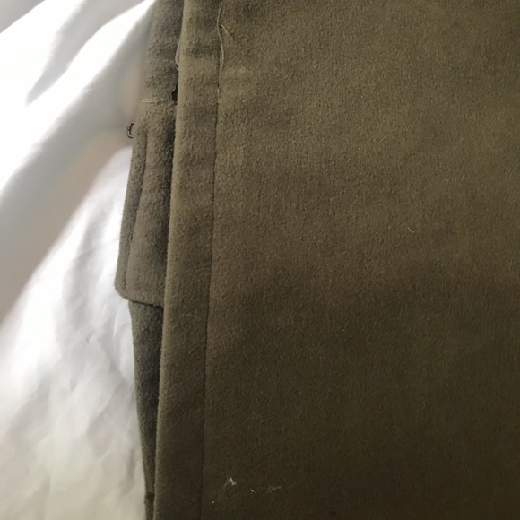 Has a stain but still in a good condition - Picture 4 of 4